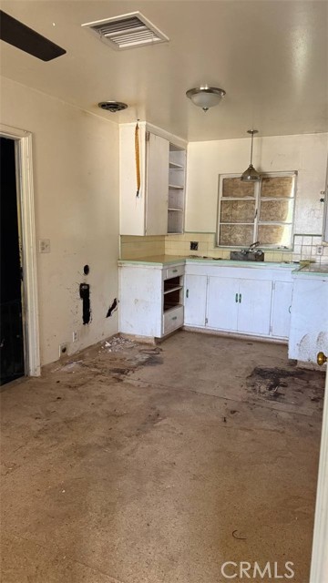 Detail Gallery Image 7 of 19 For 2452 S Holloway Ave, Fresno,  CA 93725 - 3 Beds | 1 Baths