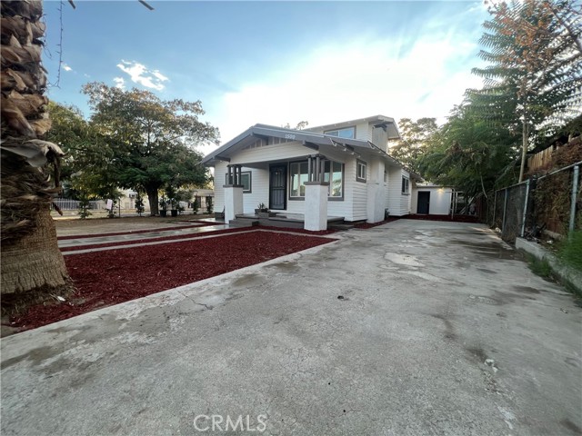 Drive way. Plenty of parking.