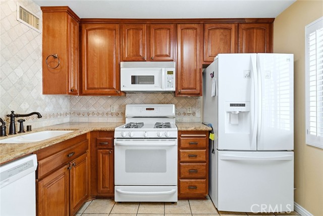 Detail Gallery Image 12 of 34 For 9512 via Venezia, Burbank,  CA 91504 - 3 Beds | 2 Baths