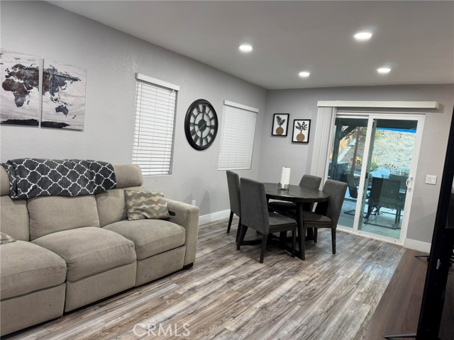 Detail Gallery Image 9 of 20 For 14755 Weeping Willow Ln, Fontana,  CA 92337 - 3 Beds | 2/1 Baths
