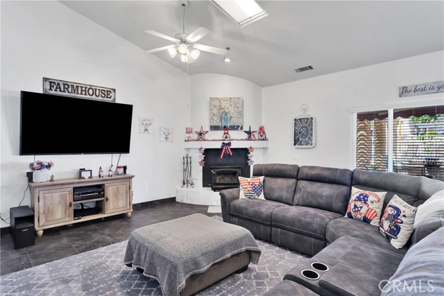 Detail Gallery Image 13 of 62 For 12546 Autumn Leaves Ave, Victorville,  CA 92395 - 5 Beds | 3/1 Baths