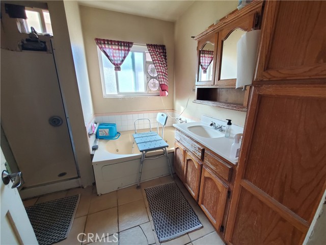 Detail Gallery Image 8 of 18 For 1933 W 43rd Pl, Los Angeles,  CA 90062 - 4 Beds | 2 Baths