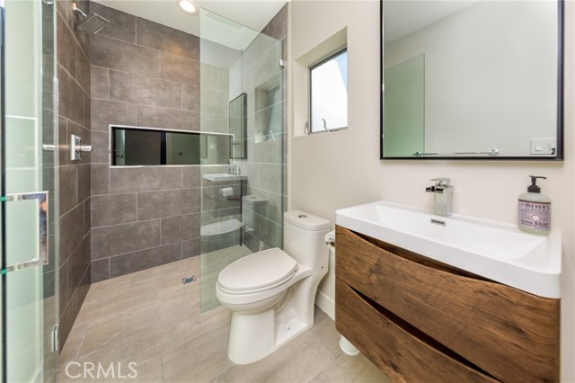 Detail Gallery Image 12 of 16 For 6251 Aura, Tarzana,  CA 91335 - 4 Beds | 3 Baths