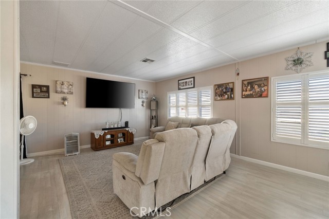 Detail Gallery Image 5 of 28 For 1001 Sylmar Ave, Clovis,  CA 93612 - 2 Beds | 2 Baths