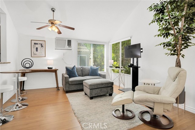 355 N Maple Street, Burbank CA: https://media.crmls.org/medias/ed433b07-56f2-4beb-914d-b11af4872ad2.jpg