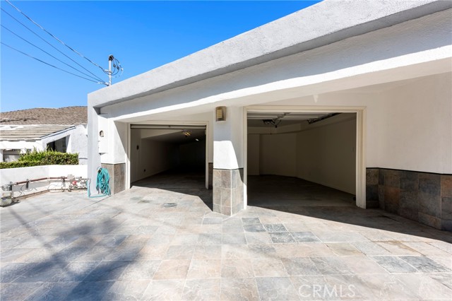 5220 Medina Road, Woodland Hills CA: https://media.crmls.org/medias/ed48ae6e-76e0-418d-af12-31a76130e792.jpg