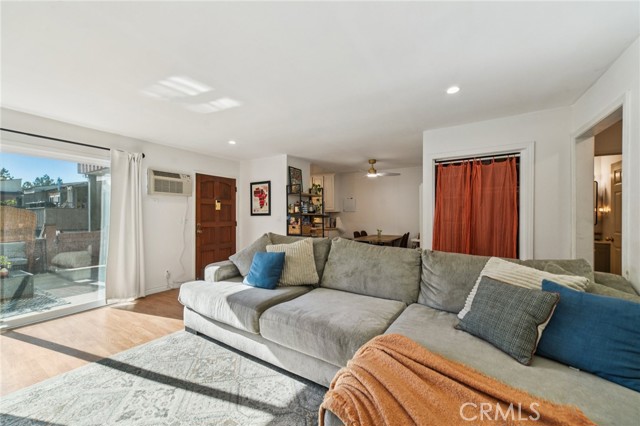 Detail Gallery Image 7 of 19 For 1001 W Stevens #318,  Santa Ana,  CA 92707 - 2 Beds | 1 Baths