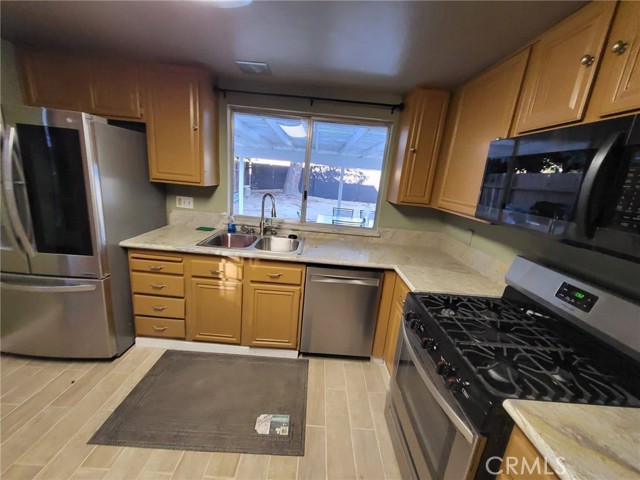 Detail Gallery Image 5 of 5 For 44025 Glenraven Rd, Lancaster,  CA 93535 - 3 Beds | 2 Baths