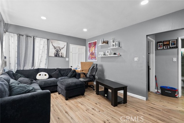 Detail Gallery Image 15 of 23 For 11816 Victory Bld, North Hollywood,  CA 91606 - 4 Beds | 2 Baths