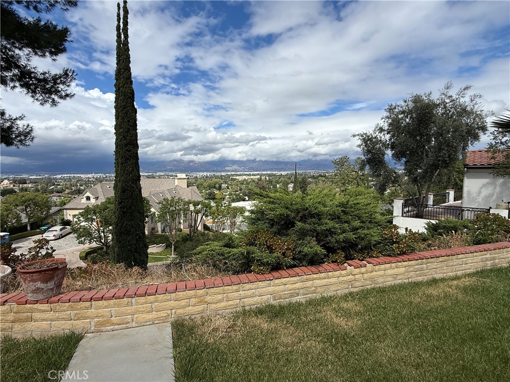https://media.crmls.org/medias/ed55b632-77ec-4ed5-8c29-59fc9187713b.jpg?preset=X-Large