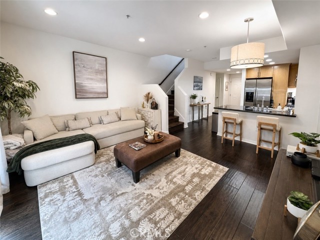 931 E Walnut ST Unit: 213