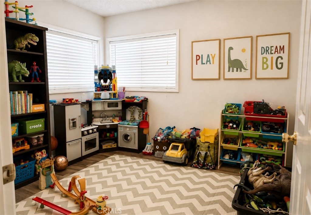 https://media.crmls.org/medias/ed586347-c8b2-4a59-8ca1-4c9592297391.jpg?preset=X-Large