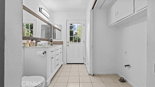 878 E Holly Street, Rialto CA: https://media.crmls.org/medias/ed5b5af2-73c7-4e29-a820-6bdf694794d9.jpg