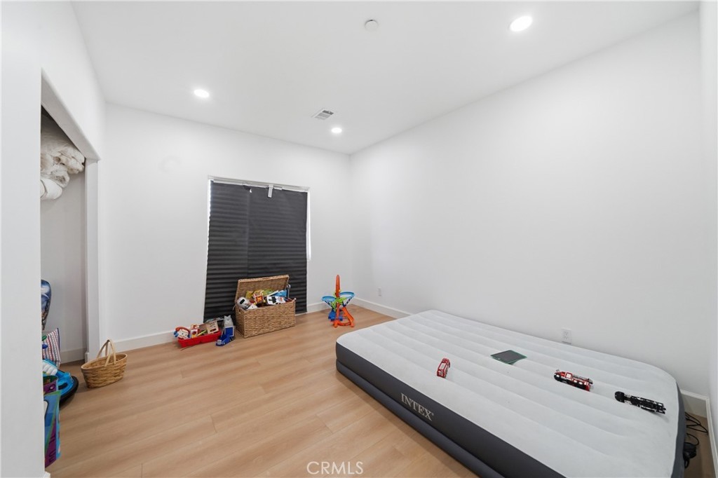 https://media.crmls.org/medias/ed5b912d-208b-4cef-8cba-7dbc116f3de1.jpg?preset=X-Large