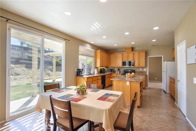 Detail Gallery Image 14 of 51 For 28677 Tupelo, Menifee,  CA 92584 - 5 Beds | 3 Baths