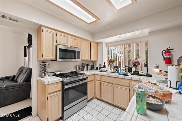 Detail Gallery Image 4 of 19 For 38145 Lido, Palmdale,  CA 93552 - 4 Beds | 3 Baths