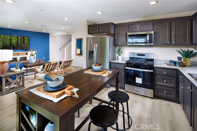 Detail Gallery Image 4 of 17 For 14966 Decarlo Dr, Adelanto,  CA 92301 - 4 Beds | 3 Baths