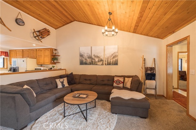 Detail Gallery Image 8 of 33 For 42324 Paramount, Big Bear Lake,  CA 92315 - 3 Beds | 2 Baths