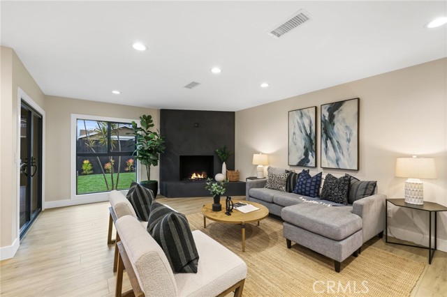 Detail Gallery Image 12 of 51 For 2104 N Greenbrier St, Santa Ana,  CA 92706 - 3 Beds | 2 Baths