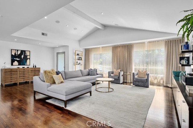 Detail Gallery Image 2 of 22 For 1049 14th St, Manhattan Beach,  CA 90266 - 3 Beds | 2 Baths