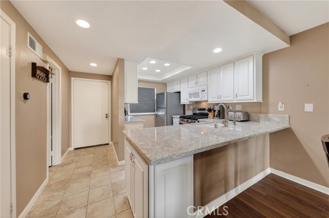 Detail Gallery Image 9 of 40 For 304 Molokai, Placentia,  CA 92870 - 2 Beds | 2/1 Baths