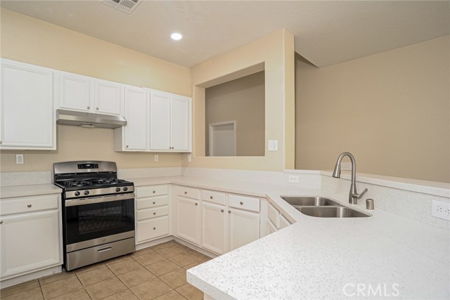 Detail Gallery Image 5 of 16 For 2736 Garnet Ln, Lancaster,  CA 93535 - 5 Beds | 2 Baths