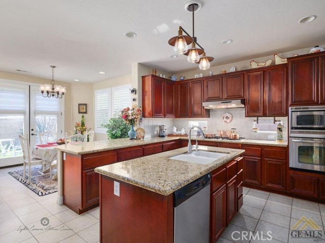 5206 Village Green Lane, Bakersfield CA: https://media.crmls.org/medias/ed69a476-324b-4a65-86ce-0469723c7e9d.jpg
