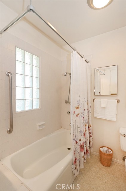 Full bathroom off hallway