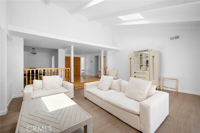 4035 Ellenita Avenue, Tarzana CA: https://media.crmls.org/medias/ed771d07-5224-4710-81a6-510bcef4940a.jpg