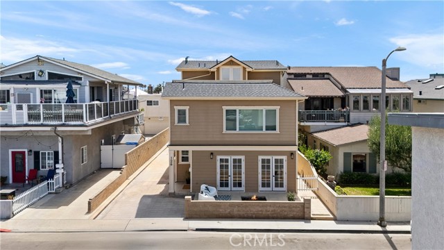 Detail Gallery Image 1 of 36 For 126 47th Street #1,  Newport Beach,  CA 92663 - 3 Beds | 2/1 Baths