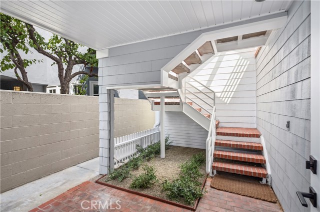 439 1/2 Carnation Avenue, Corona del Mar CA: https://media.crmls.org/medias/ed788102-bf5e-4a97-adbe-64e73ede09e0.jpg