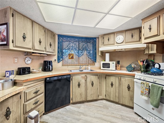 19976 Cornelian, Apple Valley CA: https://media.crmls.org/medias/ed7bcc5a-215d-44c3-8b3e-62ac63ab8bf3.jpg