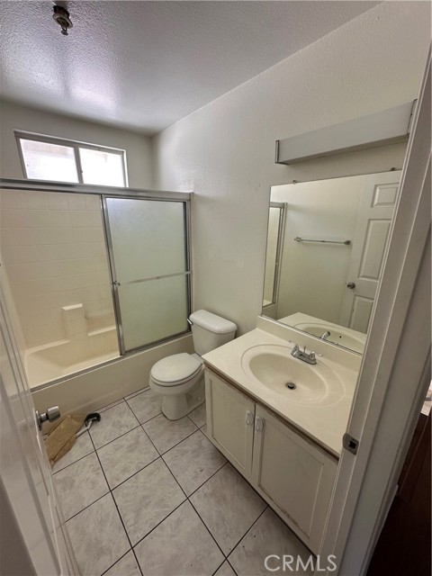 Detail Gallery Image 14 of 20 For 21041 Gault #C,  Canoga Park,  CA 91303 - 3 Beds | 2/1 Baths