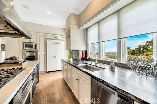 Detail Gallery Image 24 of 65 For 803 Gainsborough Dr, Laguna Beach,  CA 92651 - 3 Beds | 3/1 Baths