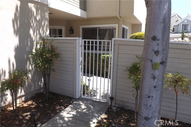 27836 Berwick 63 Mission Viejo, California LOCATED IN THE HIGHLAND PARK COMMUNITY THIS 2 LEVEL, 3 BEDROOM 2.5 BATH TOWNHOUSE IS AN END UNIT WITH NO ONE ABOVE OR BELOW.
CATHEDRAL CEILING IN LIVING ROOM WITH WARM FIREPLACE. UPDATED KITCHEN WITH GRANITE COUNTER TOPS, AND NEWER APPLIANCES. MASTER BEDROOM WITH A WALK IN SHOWER AND LARGE WALK IN CLOSET. SECONDARY BATH HAS DUAL SINKS. GREAT OUT DOOR AREA FOR BAR B QUE OR JUST TO RELAX. ATTACHED 2 CAR GARAGE. THERE IS A COMMUNITY POOL AND SPA FOR YOUR ENJOYMENT. EASY ACCESS TO FREEWAYS, THE SHOPS AT MISSION VIEJO, MISSION HOSPITAL AND MANY DINING CHOICES.