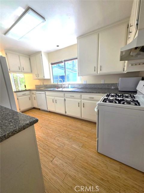 Detail Gallery Image 5 of 19 For 12742 Landale St, Studio City,  CA 91604 - 2 Beds | 2 Baths