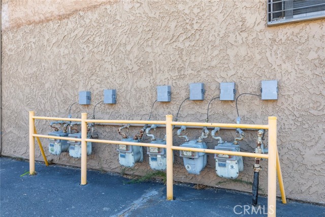 Detail Gallery Image 5 of 14 For 11341 Victory Bld, North Hollywood,  CA 91606 - – Beds | – Baths