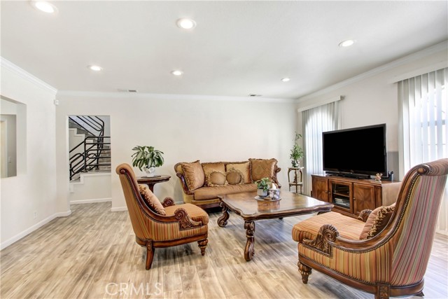 Detail Gallery Image 6 of 37 For 14349 Tiara St, Van Nuys,  CA 91401 - 6 Beds | 4/1 Baths