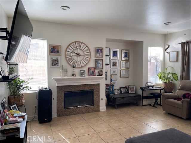 Detail Gallery Image 3 of 21 For 43407 Hampton, Lancaster,  CA 93536 - 4 Beds | 2/1 Baths