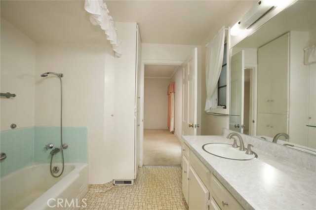 1075 Pine Oak Lane, Pasadena CA: https://media.crmls.org/medias/ed981a77-83fc-4c1f-a046-e45f30607d40.jpg