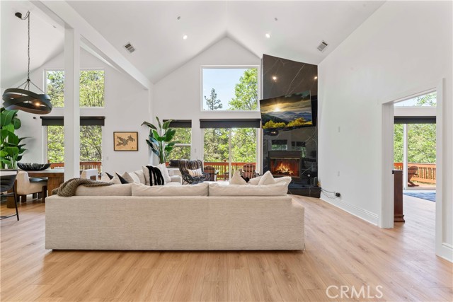 1019 Pintail Circle, Lake Arrowhead CA: https://media.crmls.org/medias/ed9bbc30-ce84-4aab-bd81-b4373cca7988.jpg