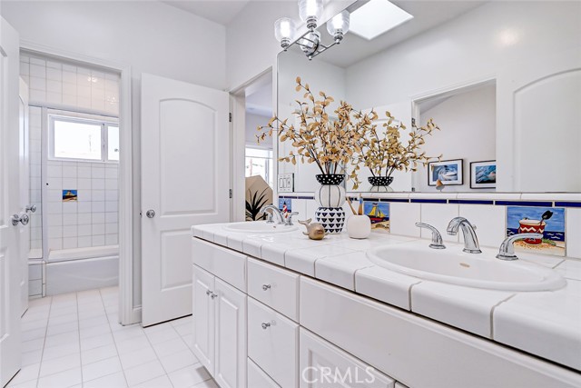Detail Gallery Image 44 of 70 For 819 11th St, Manhattan Beach,  CA 90266 - 6 Beds | 5/2 Baths