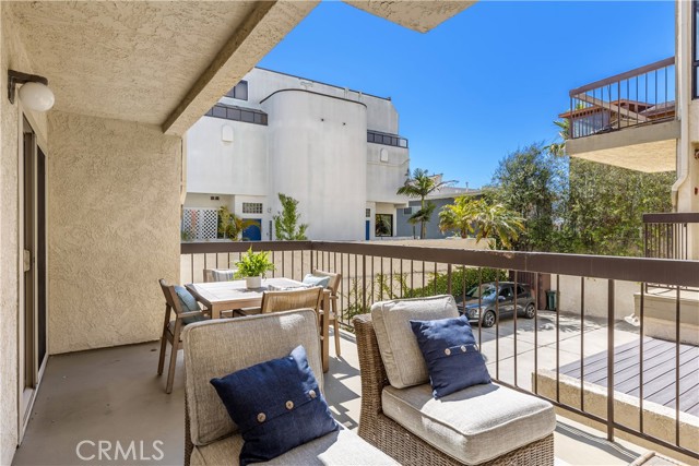 713 4th Street, Hermosa Beach, California 90254, 3 Bedrooms Bedrooms, ,3 BathroomsBathrooms,Residential,Sold,4th,SB23122818