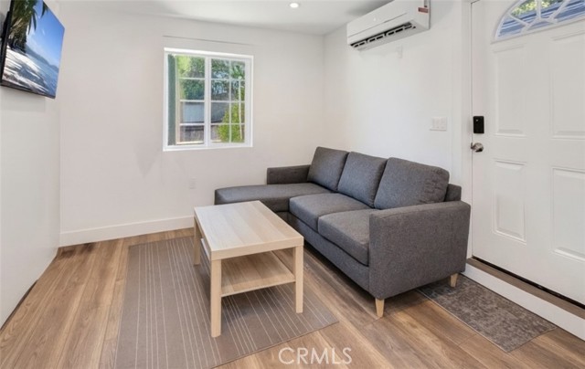 Detail Gallery Image 3 of 7 For 24019 Sylvan  St. Adu,  Woodland Hills,  CA 91367 - 1 Beds | 1 Baths