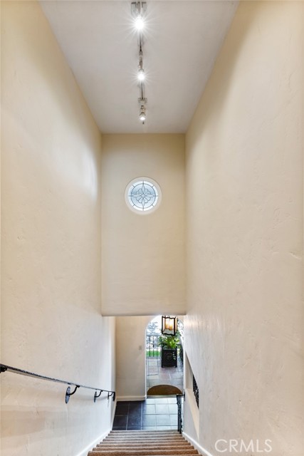 580 S Sweetzer Ave, Los Angeles CA: https://media.crmls.org/medias/eda65539-1dc4-4160-a75d-7fe73bdfd5cb.jpg