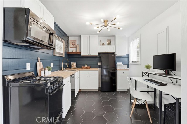 Detail Gallery Image 18 of 23 For 2157 Gale Ave, Long Beach,  CA 90810 - 4 Beds | 3 Baths