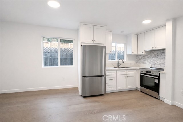 Detail Gallery Image 8 of 14 For 6905 Noble, Van Nuys,  CA 91405 - 2 Beds | 1 Baths