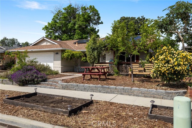 Detail Gallery Image 2 of 23 For 437 N Phillip Ave, Fresno,  CA 93727 - 3 Beds | 2 Baths
