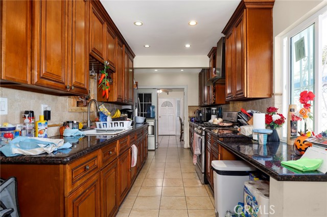 7545 White Oak Avenue, Reseda CA: https://media.crmls.org/medias/edaef488-ebbb-48d7-9b84-cd6d527f952f.jpg