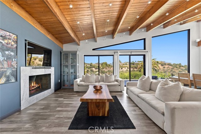 Detail Gallery Image 2 of 19 For 3655 Glenridge, Sherman Oaks,  CA 91423 - 3 Beds | 3 Baths